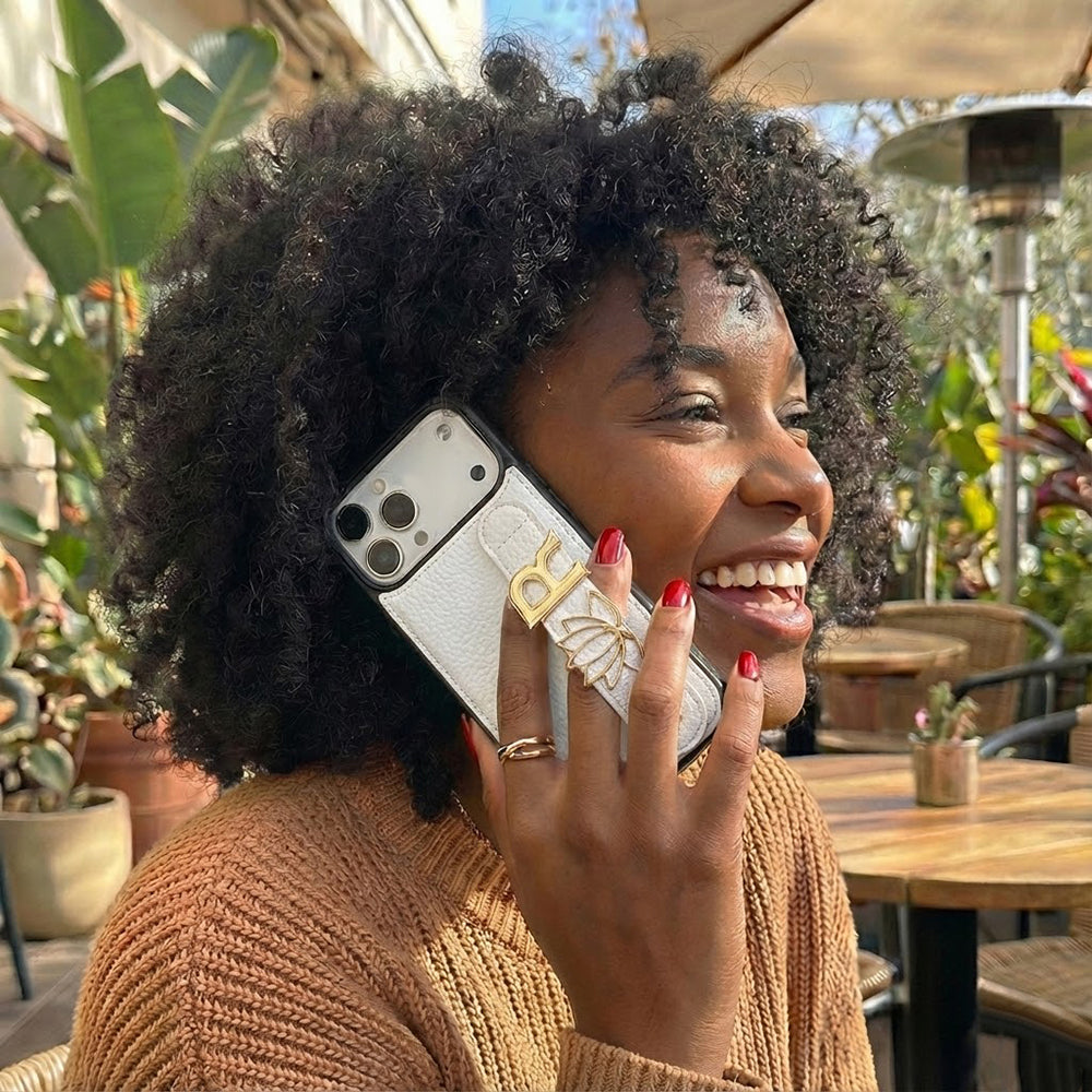 iPhone 15 Pro Max Kişiye Özel Harfli Deri Telefon Kılıfı Beyaz